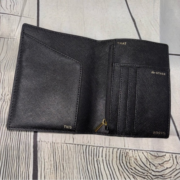 FOSSIL RFID Passport Case - Picture 2 of 4